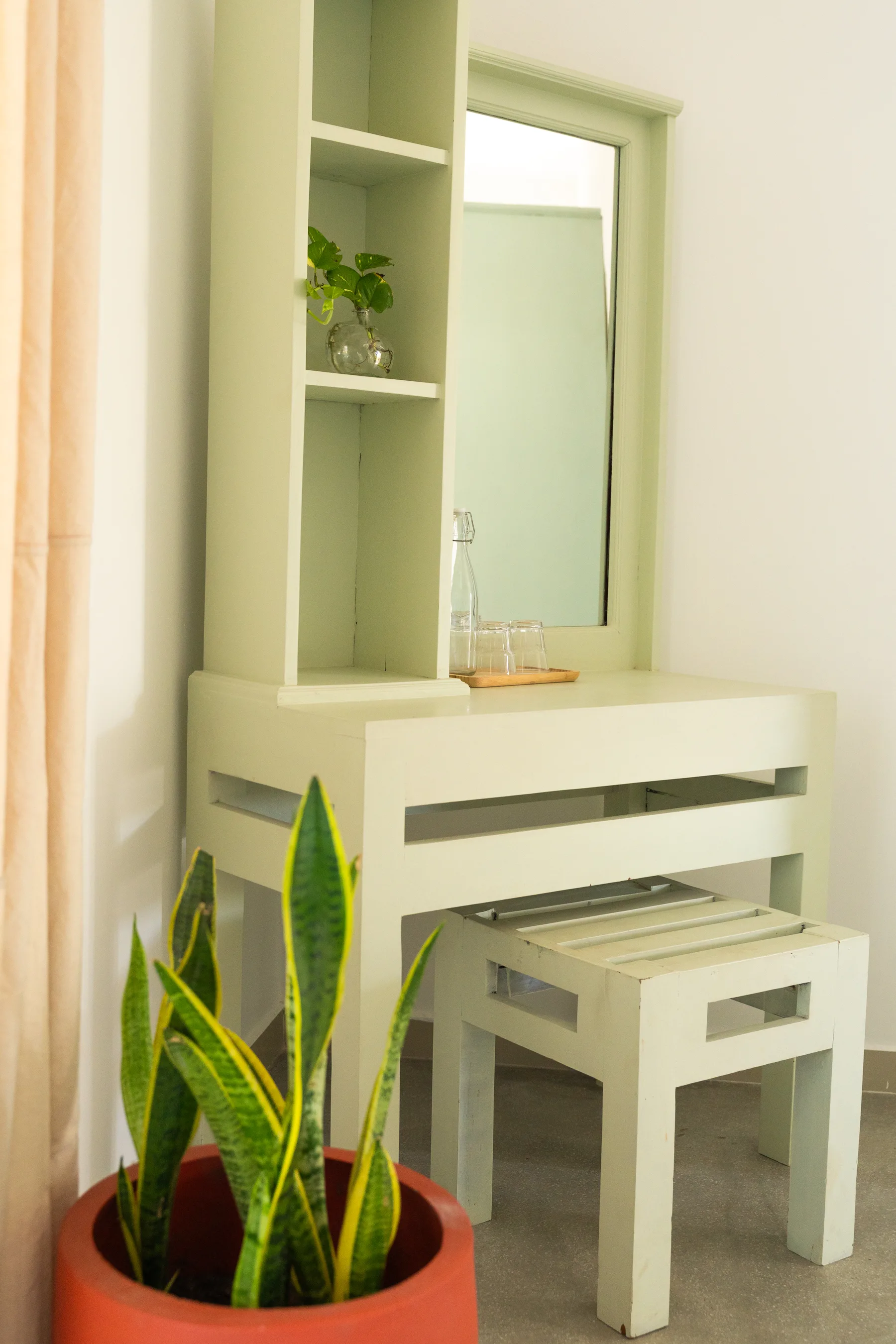Dressing table in a private room at MiRA Mirissa